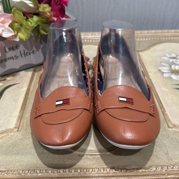 Tommy Hilfiger British Tan Faux Leather Flats Sz 8.5 Near New - Picture 3 of 16
